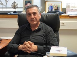 Ο Δ. Κουρέτας διατηρεί αμισθί τα διδακτικά και ερευνητικά καθήκοντα στο Πανεπιστήμιο Θεσσαλίας